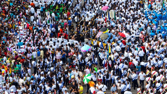 Reiche Inseln, Lavaauge, Kraterschwimmen, neue Bekanntschaften, Parade und ein Grab im Garten
