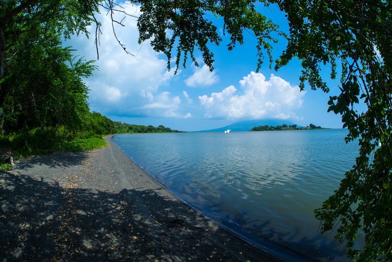 Planschen mit Vulkanblick